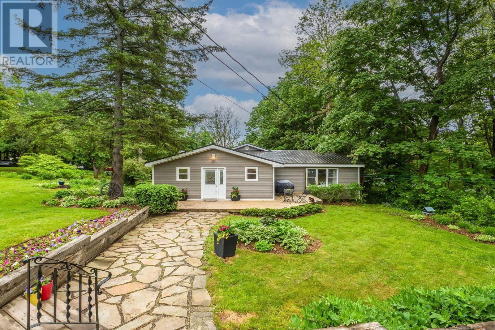 33 Grange Street, Pictou, Nova Scotia  B0K 1H0 - Photo 1 - 202623654