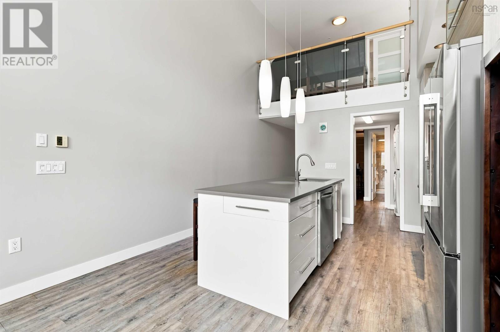 213 5662 Roberts Street photo 10