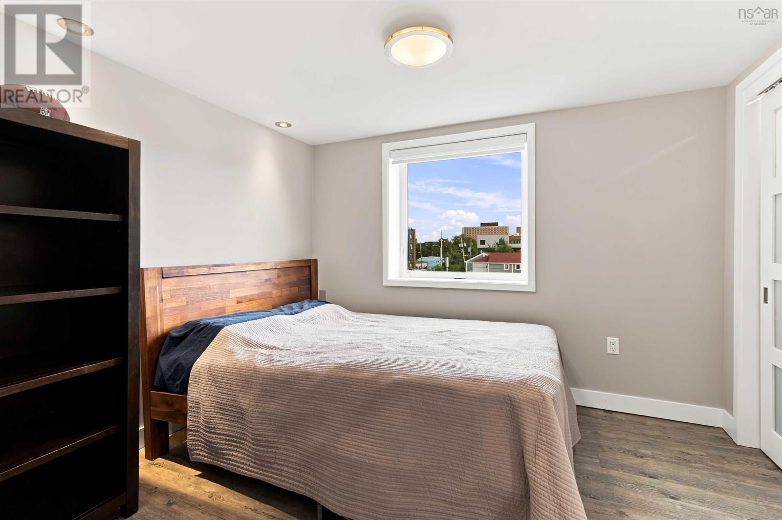 213 5662 Roberts Street photo 22