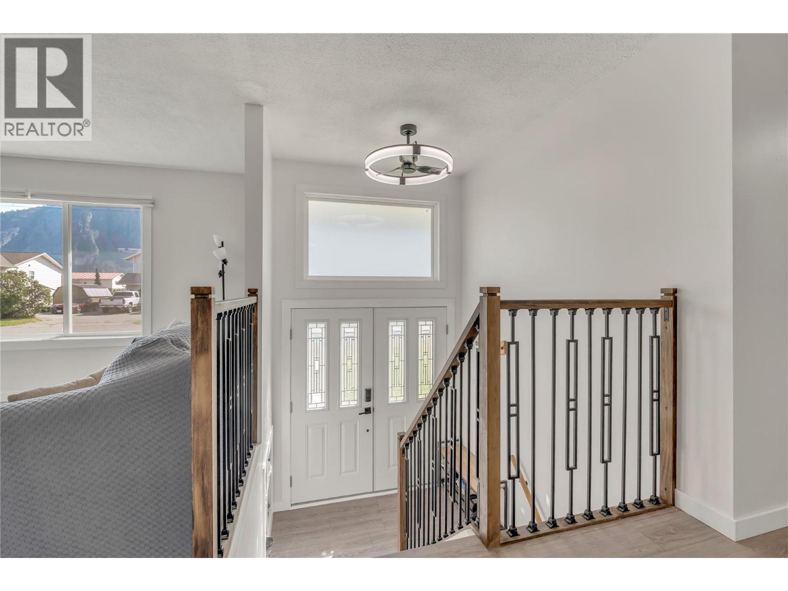 826 3rd Avenue, Keremeos, British Columbia  V0X 1N0 - Photo 2 - 10401086