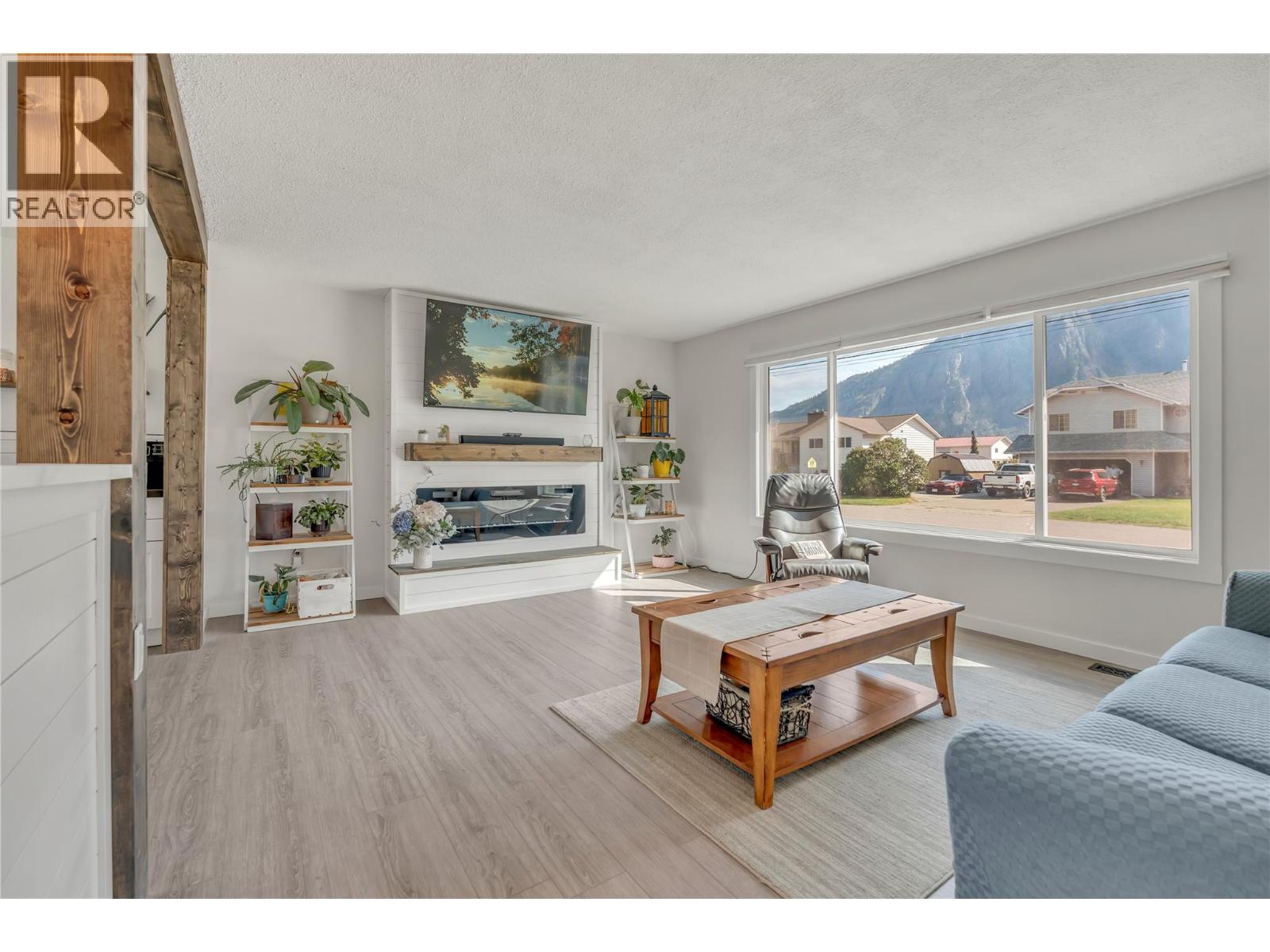 826 3rd Avenue, Keremeos, British Columbia  V0X 1N0 - Photo 3 - 10401086