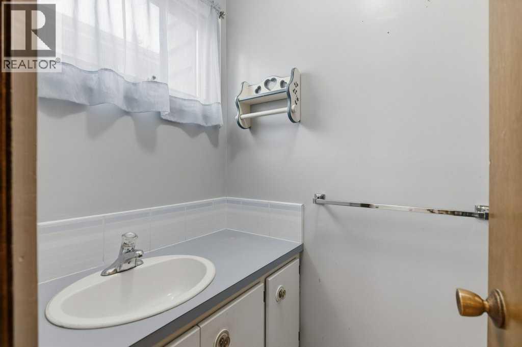 12003 Cannes Road SW, Calgary, Alberta  T2W 1N1 - Photo 9 - A2345615