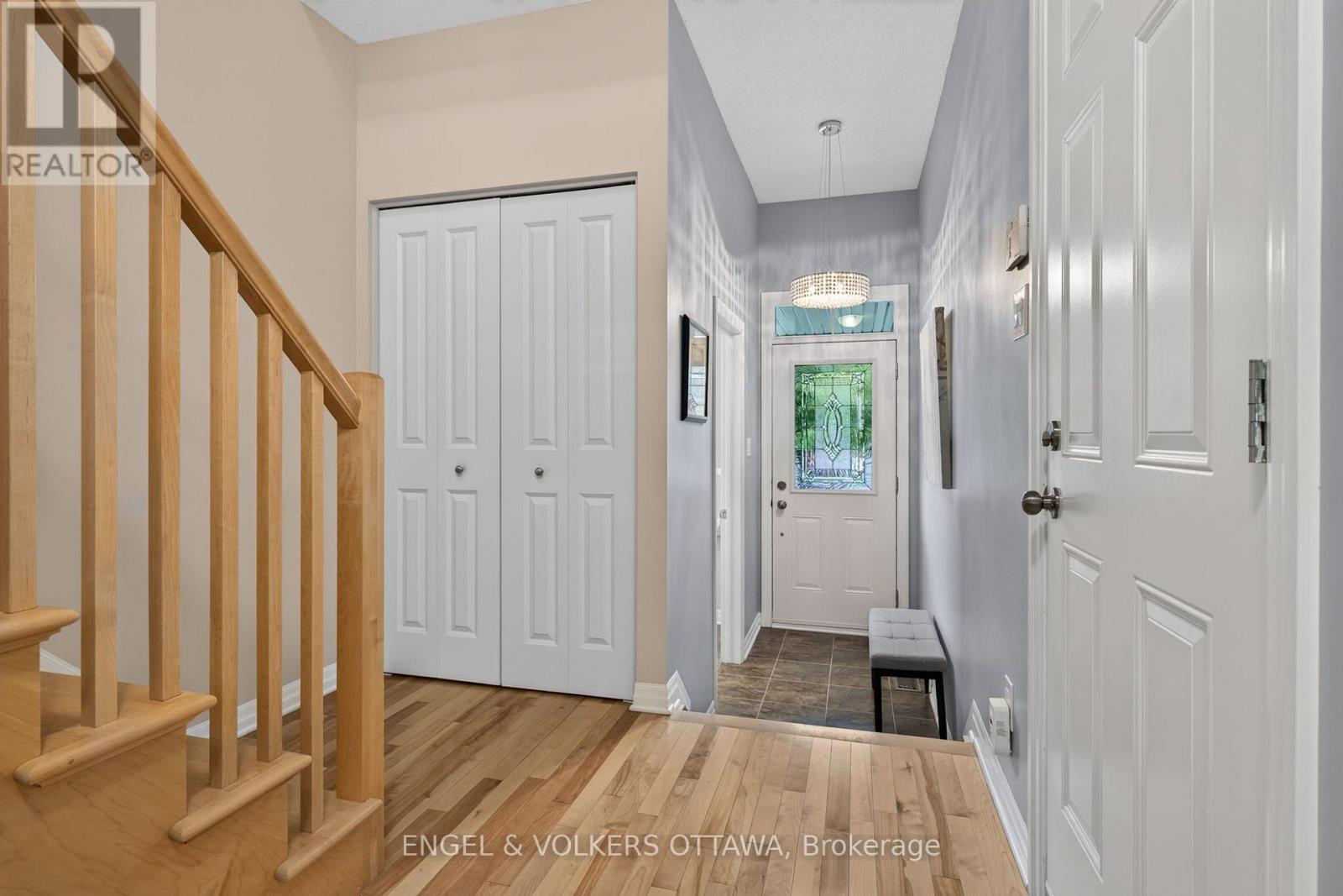 512 Knotridge Street, Ottawa, Ontario  K1W 0C7 - Photo 3 - X13800008