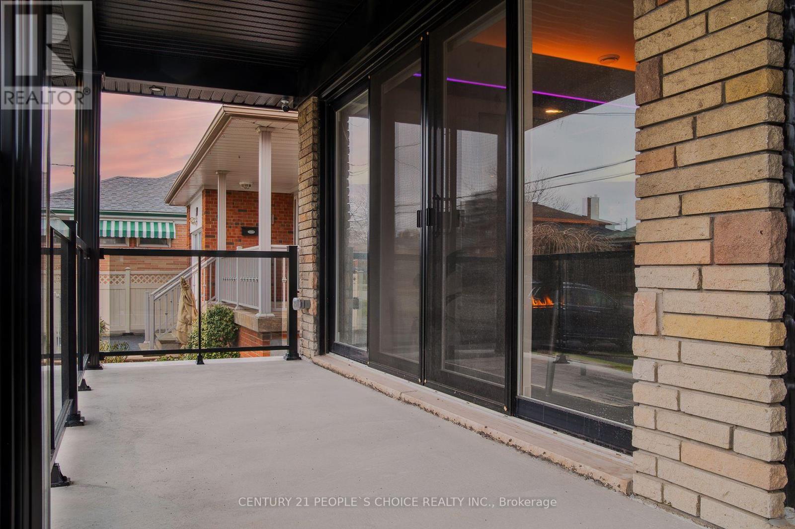 Upper - 37 Bentworth Avenue, Toronto, Ontario  M6A 1P1 - Photo 4 - W13800018