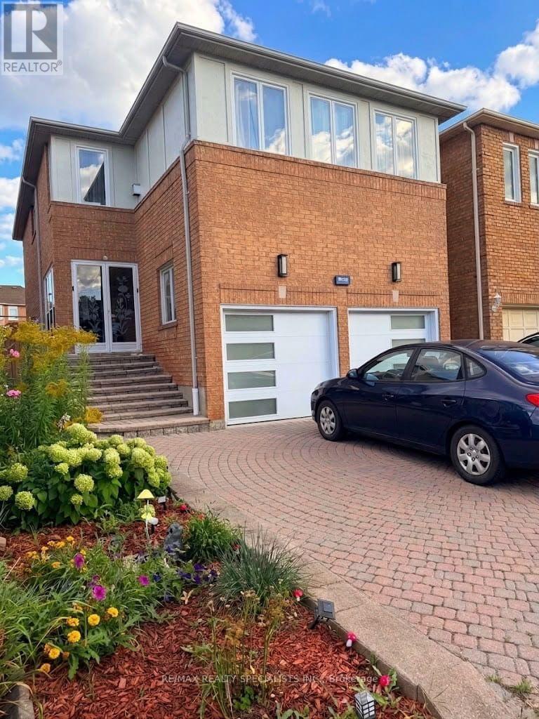 828 Cardington Street, Mississauga, Ontario  L5V 1Z6 - Photo 2 - W13793792