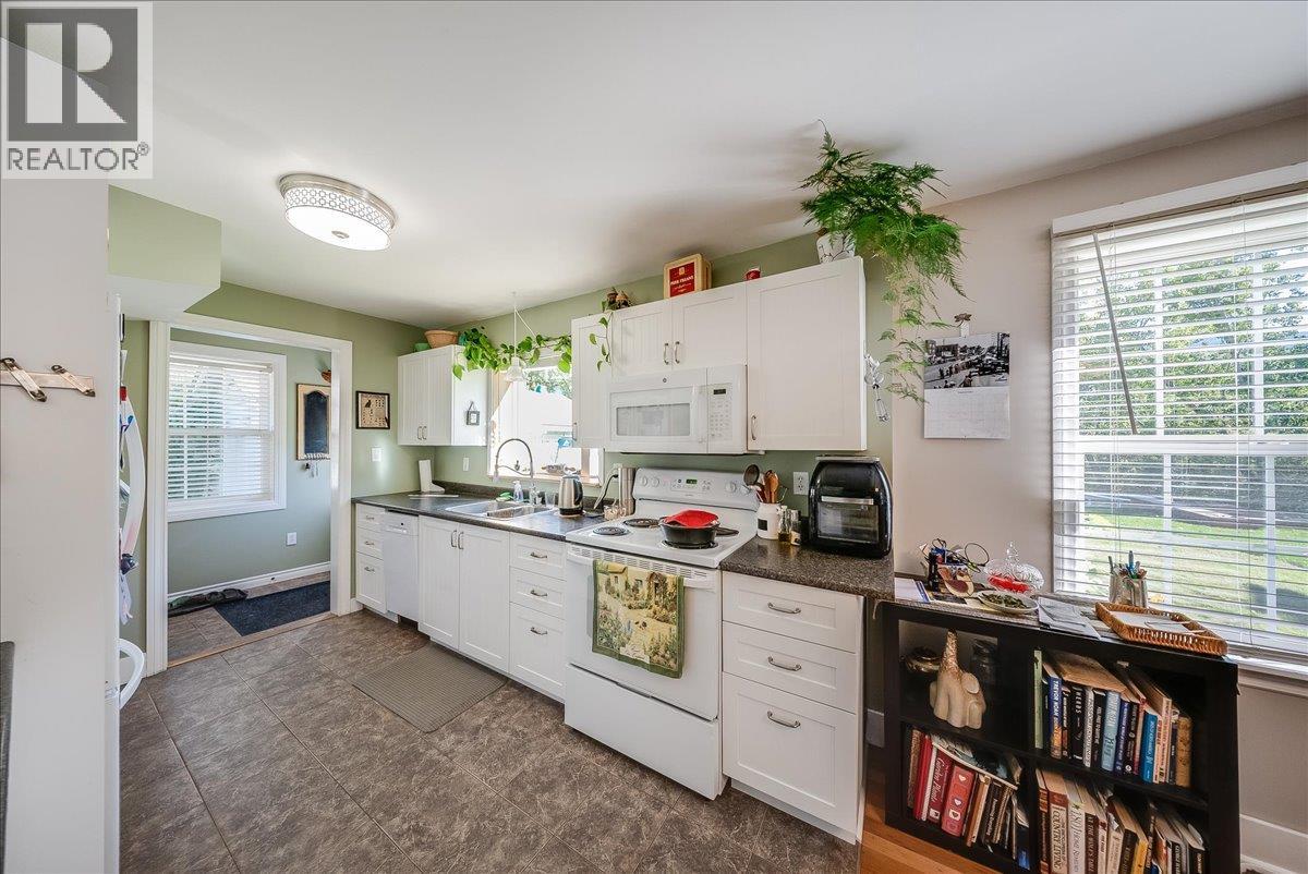160 Oxford Road, Warfield, British Columbia  V1R 2T3 - Photo 11 - 10401085