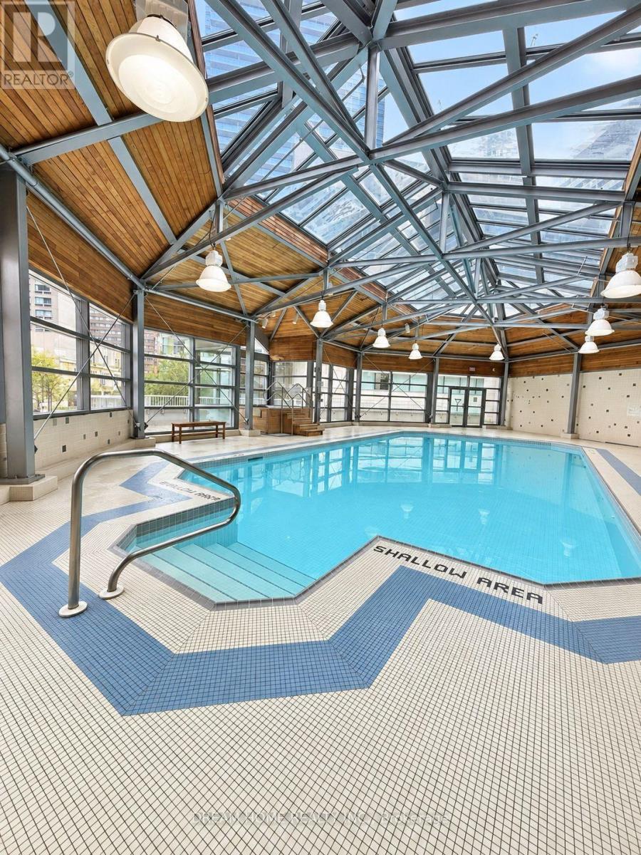 1505 - 717 Bay Street, Toronto, Ontario  M5G 2J9 - Photo 2 - C13800292