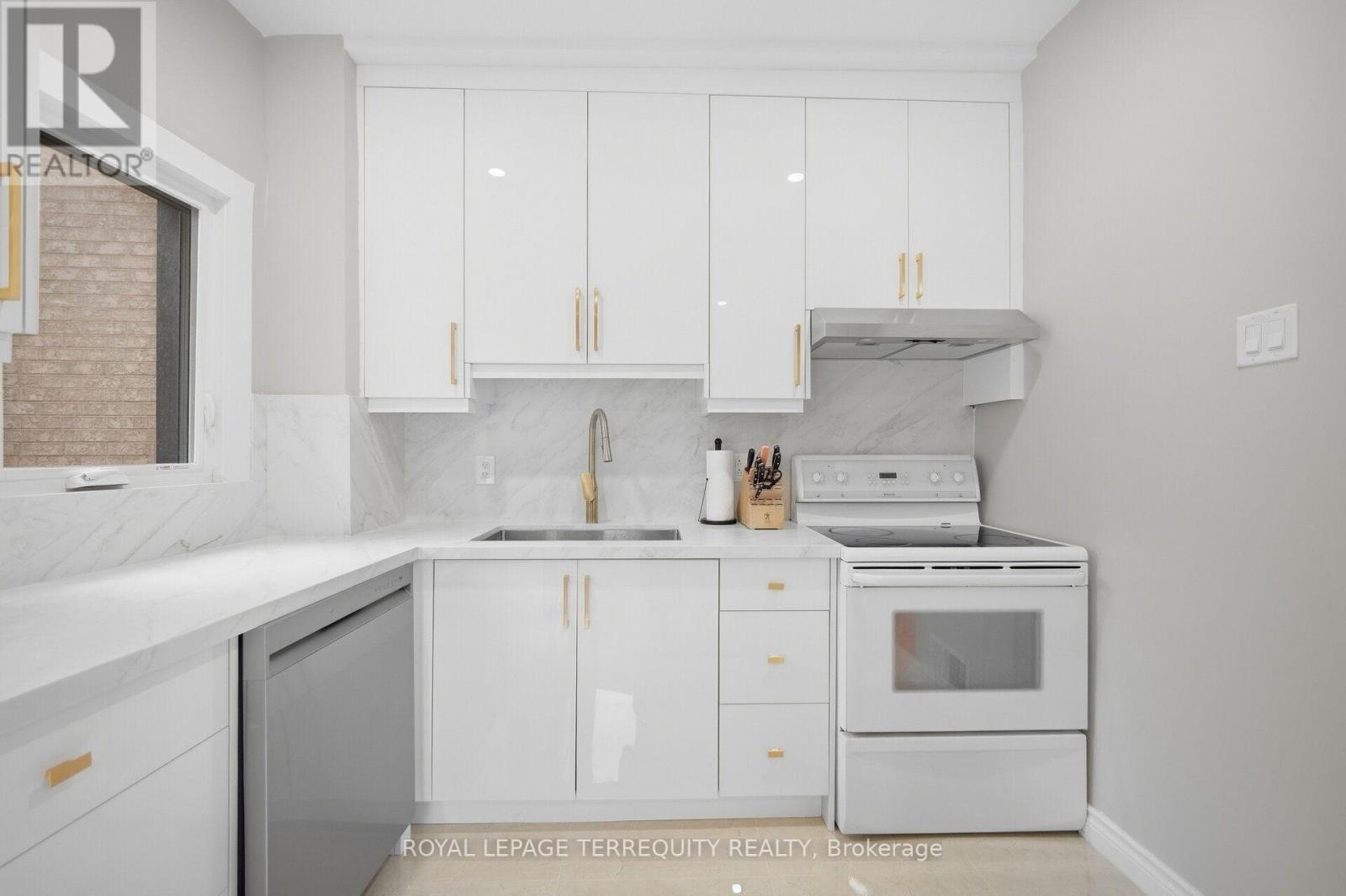 350 Lumsden Avenue, Toronto, Ontario  M4C 2L3 - Photo 20 - E13800316