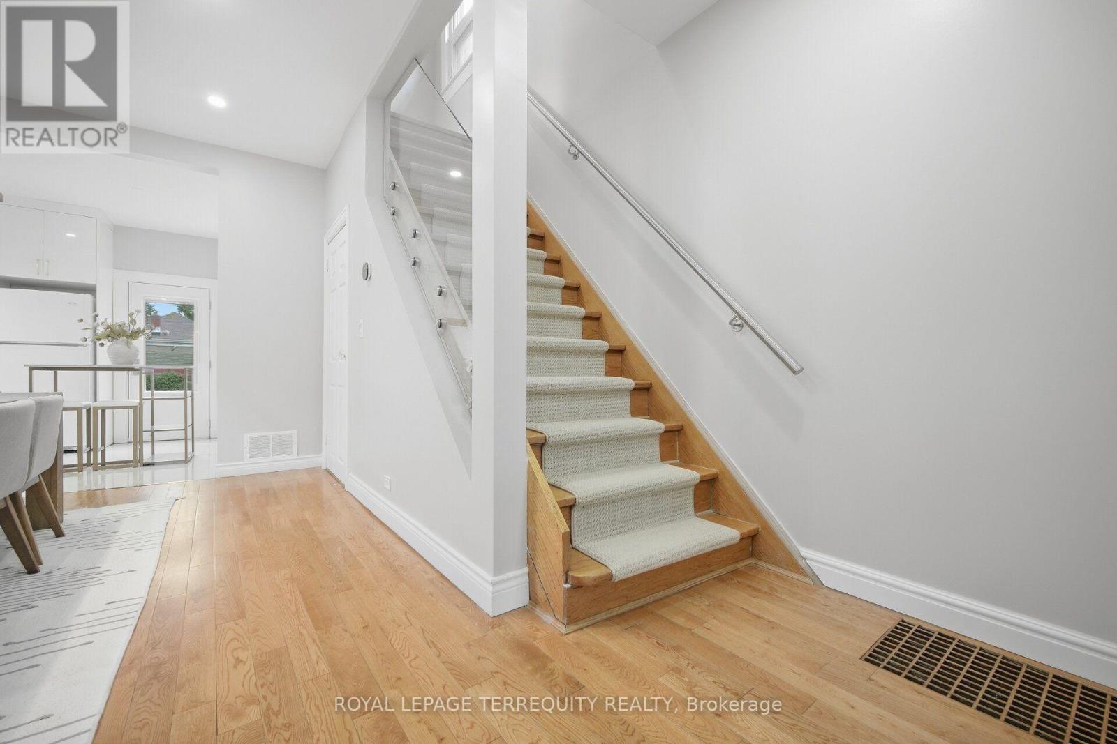 350 Lumsden Avenue, Toronto, Ontario  M4C 2L3 - Photo 24 - E13800316