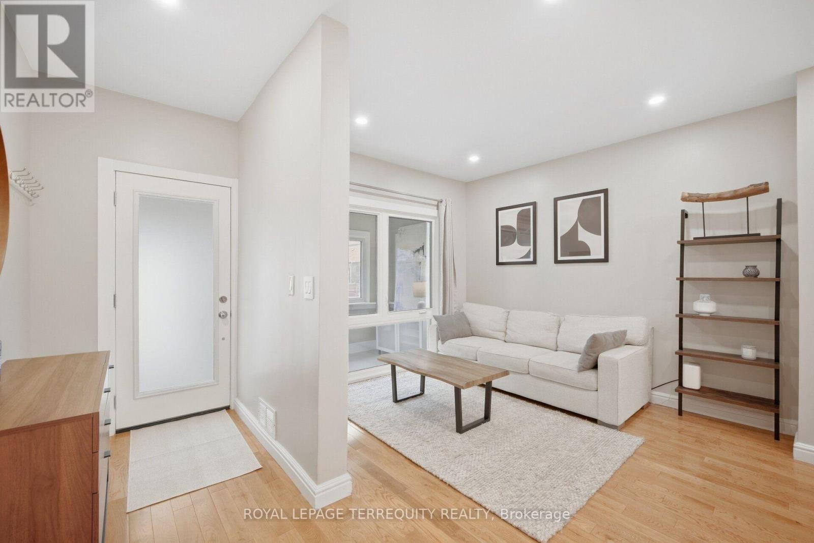 350 Lumsden Avenue, Toronto, Ontario  M4C 2L3 - Photo 4 - E13800316