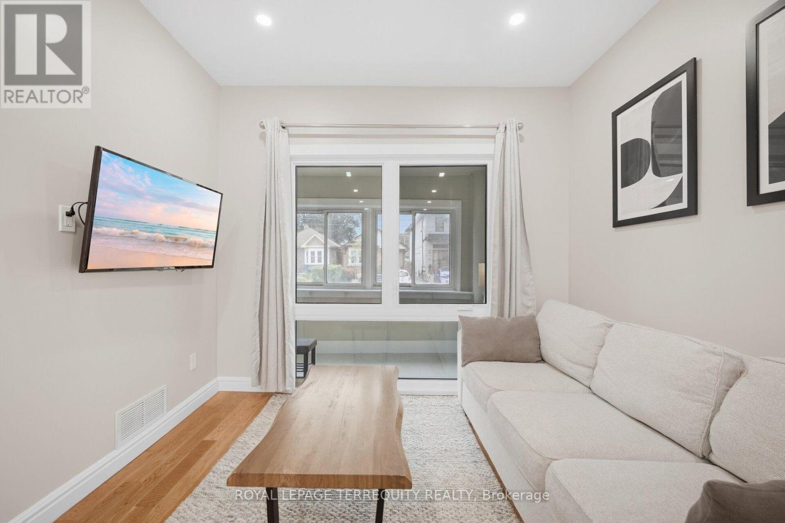 350 Lumsden Avenue, Toronto, Ontario  M4C 2L3 - Photo 7 - E13800316