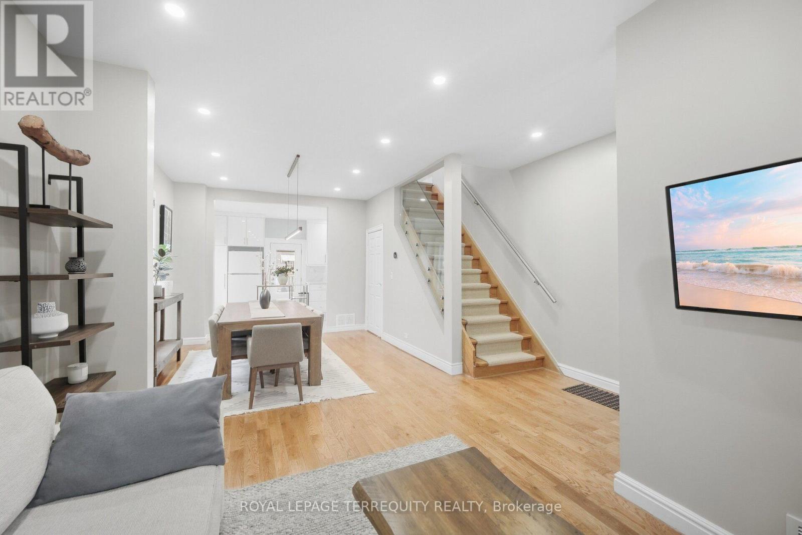 350 Lumsden Avenue, Toronto, Ontario  M4C 2L3 - Photo 8 - E13800316