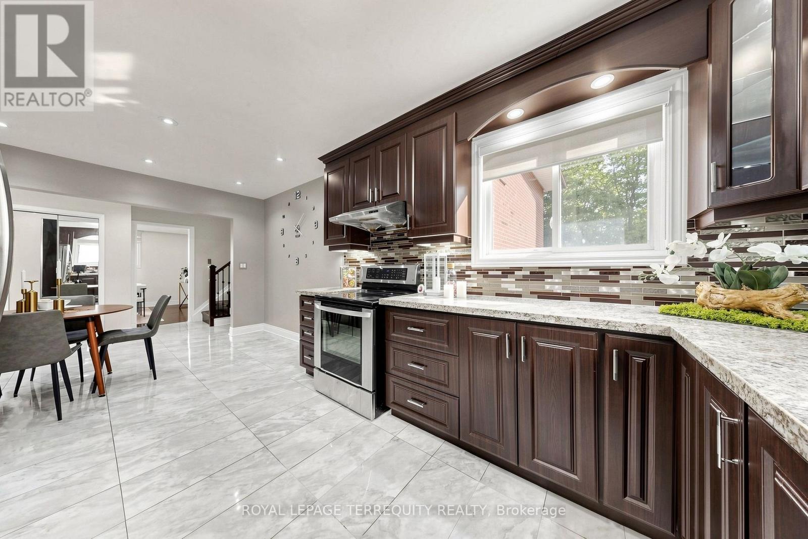 6 Fulwell Crescent, Toronto, Ontario  M3J 1Y3 - Photo 16 - W13800336
