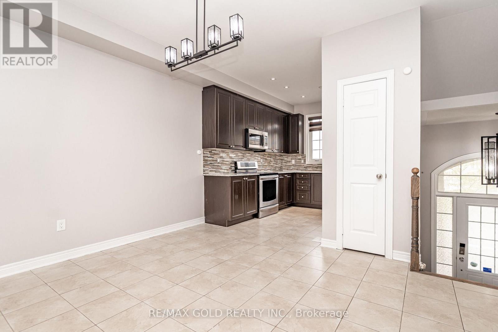 32 Rockman Crescent, Brampton, Ontario  L7A 4B4 - Photo 9 - W13768022