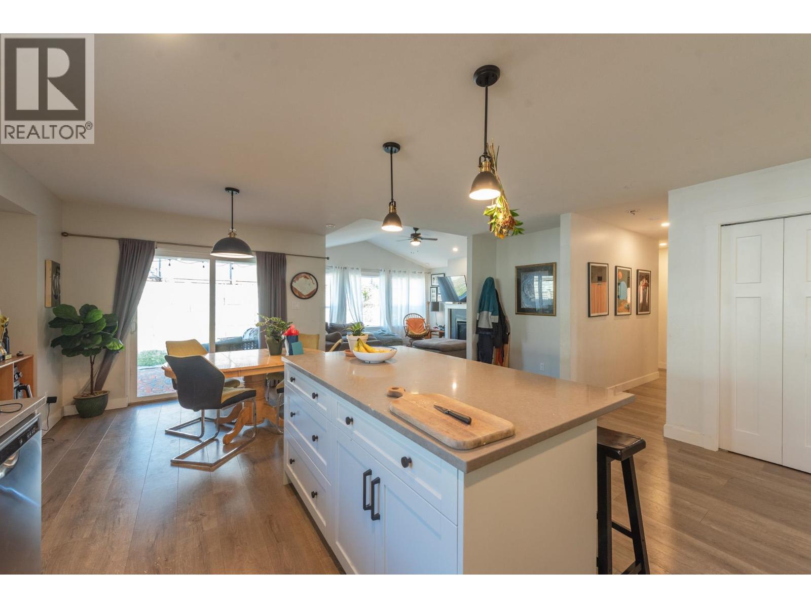 1040 Celia Crescent, Gibsons, British Columbia  V0N 1V7 - Photo 5 - R3163755