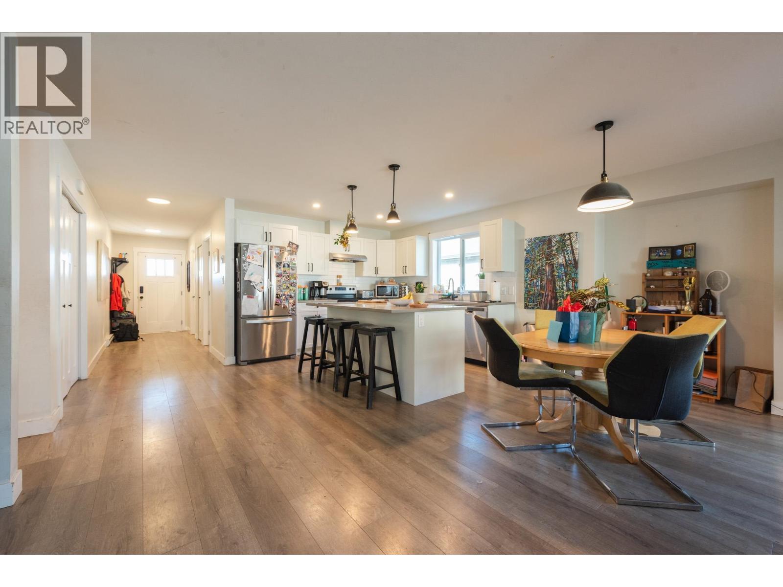 1040 Celia Crescent, Gibsons, British Columbia  V0N 1V7 - Photo 3 - R3163755