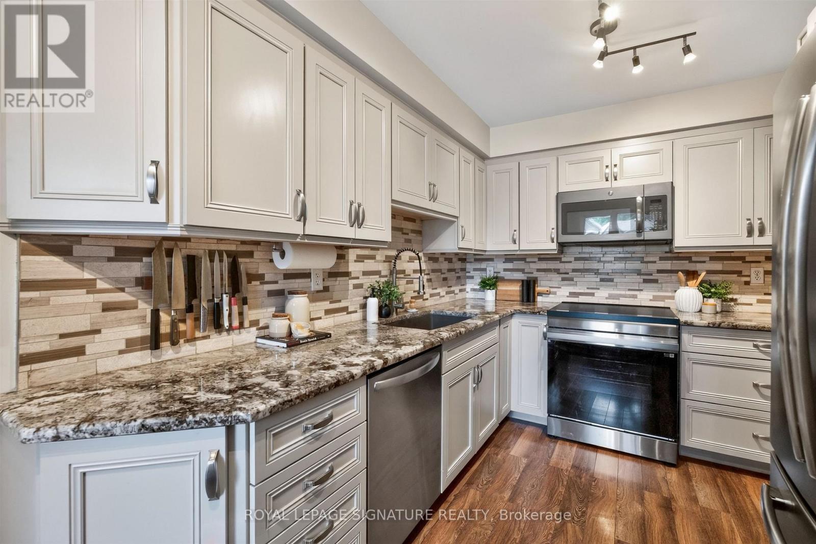 1373 Treeland Street, Burlington, Ontario  L7R 4P4 - Photo 5 - W13796310