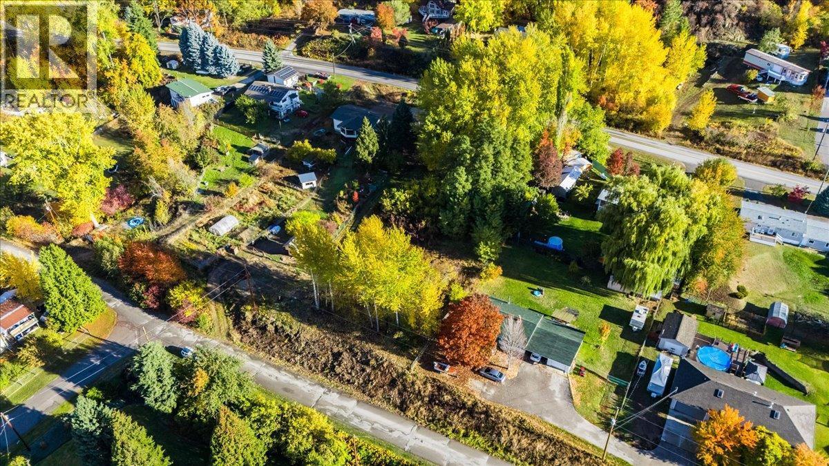 2073 Raspberry Road, Robson, British Columbia  V0G 1X0 - Photo 2 - 10392074