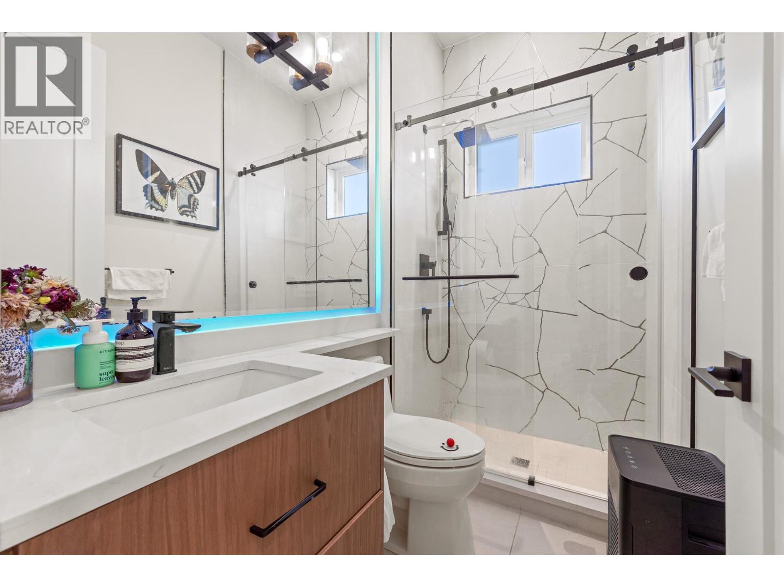 8323 14th Avenue  Burnaby, Burnaby, British Columbia  V3N 2C2 - Photo 13 - R3166598