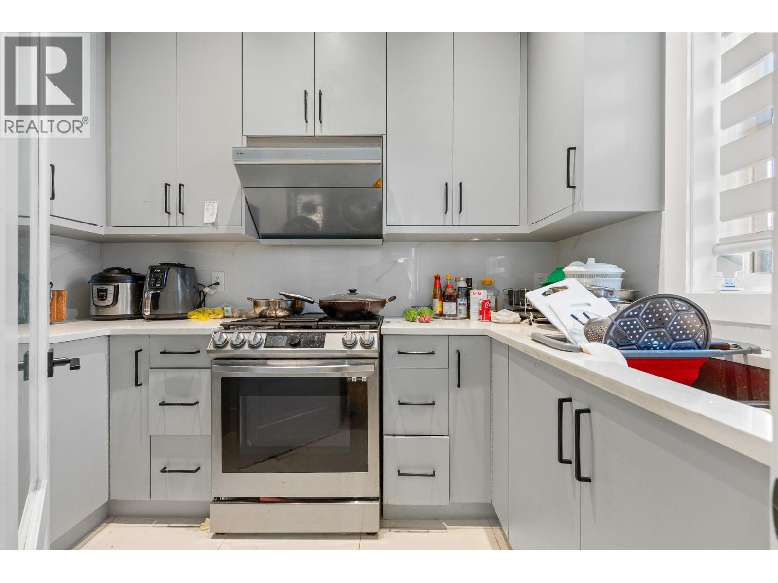 8323 14th Avenue  Burnaby, Burnaby, British Columbia  V3N 2C2 - Photo 18 - R3166598