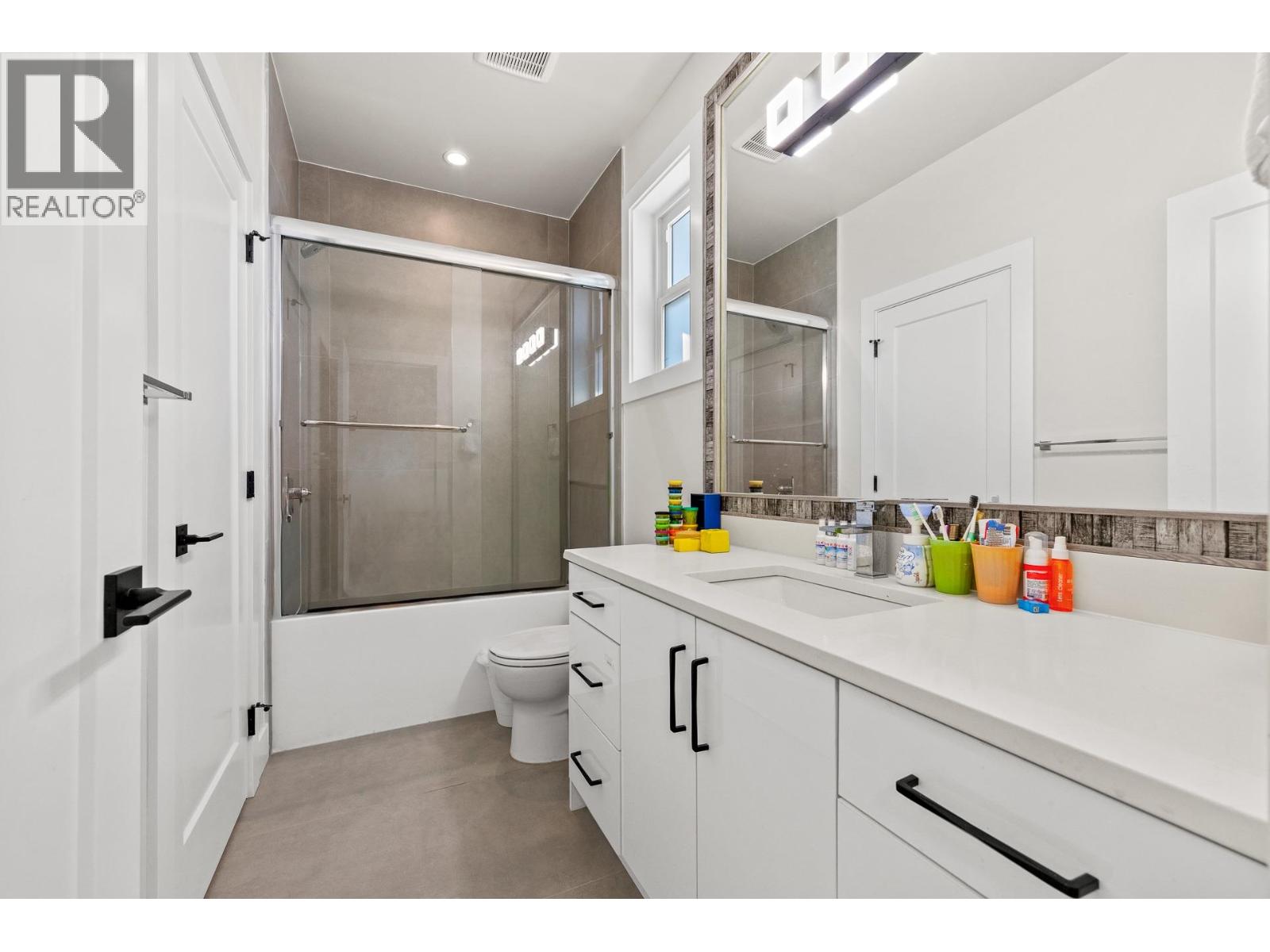 8323 14th Avenue  Burnaby, Burnaby, British Columbia  V3N 2C2 - Photo 27 - R3166598
