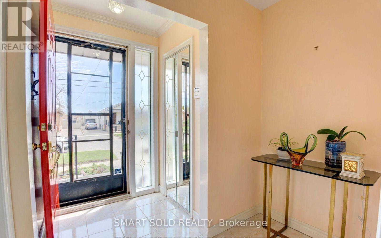 24 Ivanhoe Court, Toronto, Ontario  M1R 3G9 - Photo 3 - E13800552