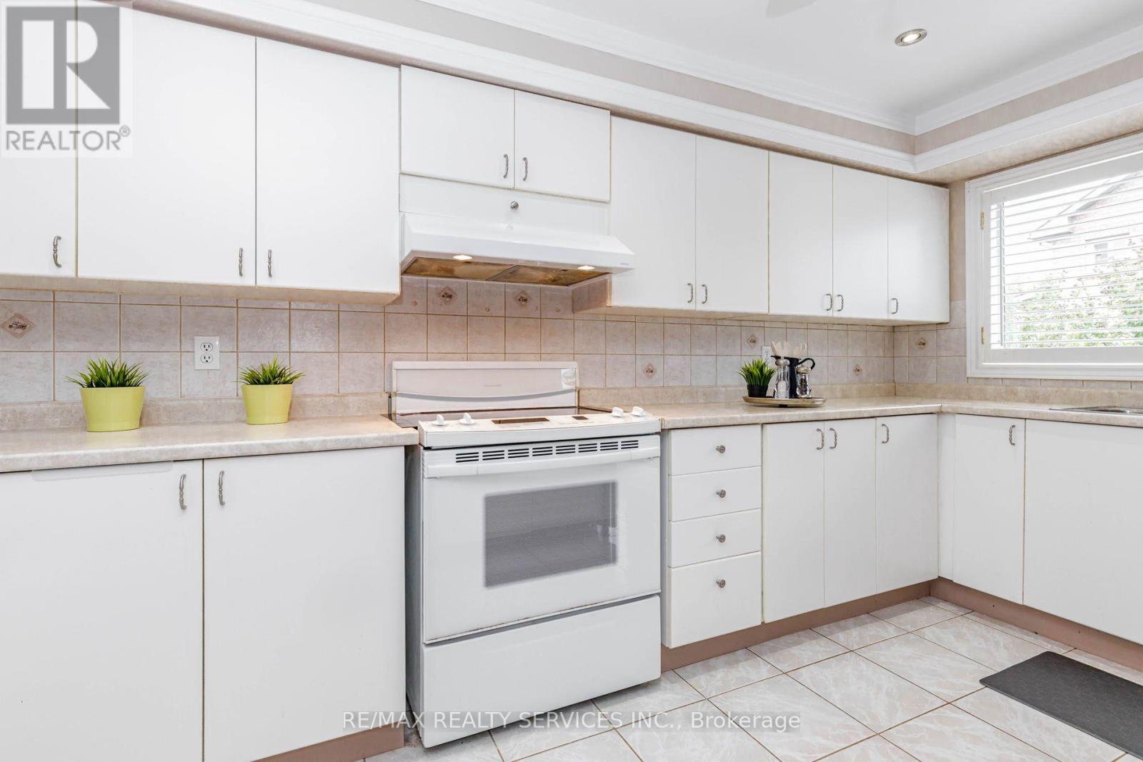 5772 Whitehorn Avenue, Mississauga, Ontario  L5V 1W1 - Photo 29 - W13793966