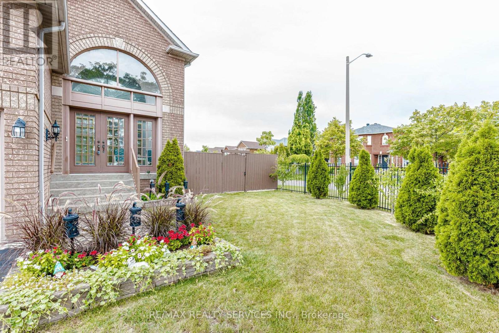 5772 Whitehorn Avenue, Mississauga, Ontario  L5V 1W1 - Photo 7 - W13793966