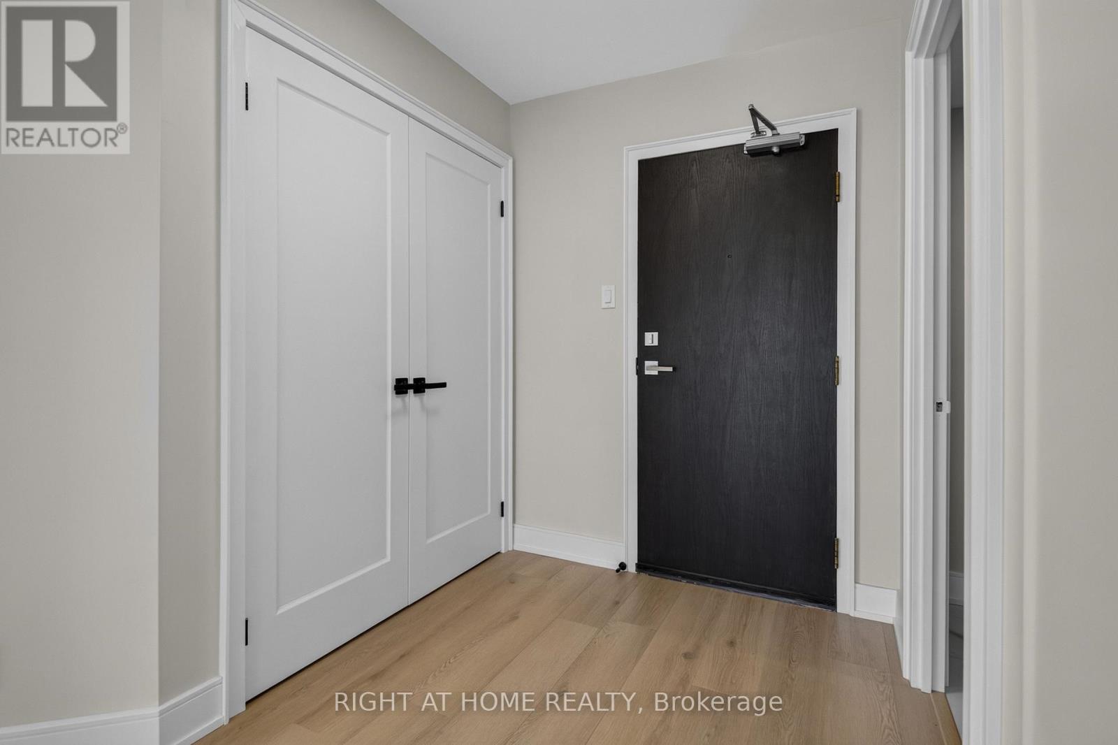 1402 - 65 Ellen Street, Barrie (City Centre), Ontario L4N 3A5 - Photo 10 - S13800728