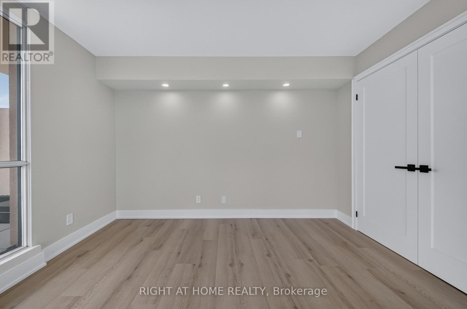 1402 - 65 Ellen Street, Barrie (City Centre), Ontario L4N 3A5 - Photo 35 - S13800728