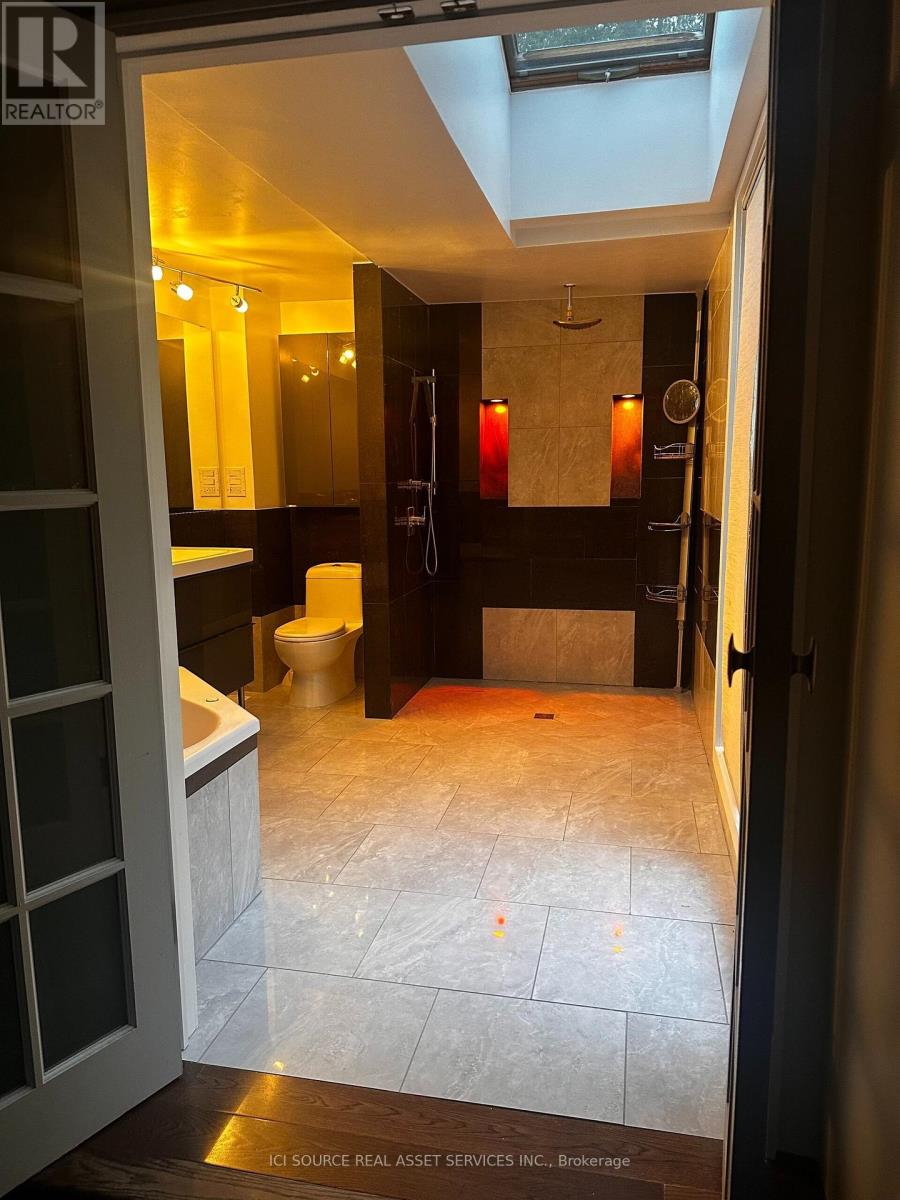 Upper - 62 Fernwood Park Avenue, Toronto, Ontario  M4E 3G1 - Photo 10 - E13800794