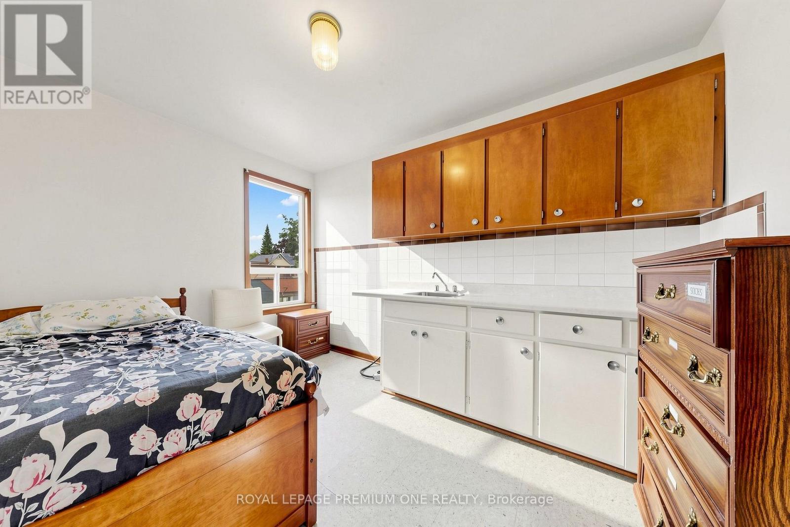 28 Garden Avenue, Toronto, Ontario  M6R 1H6 - Photo 10 - W13800788