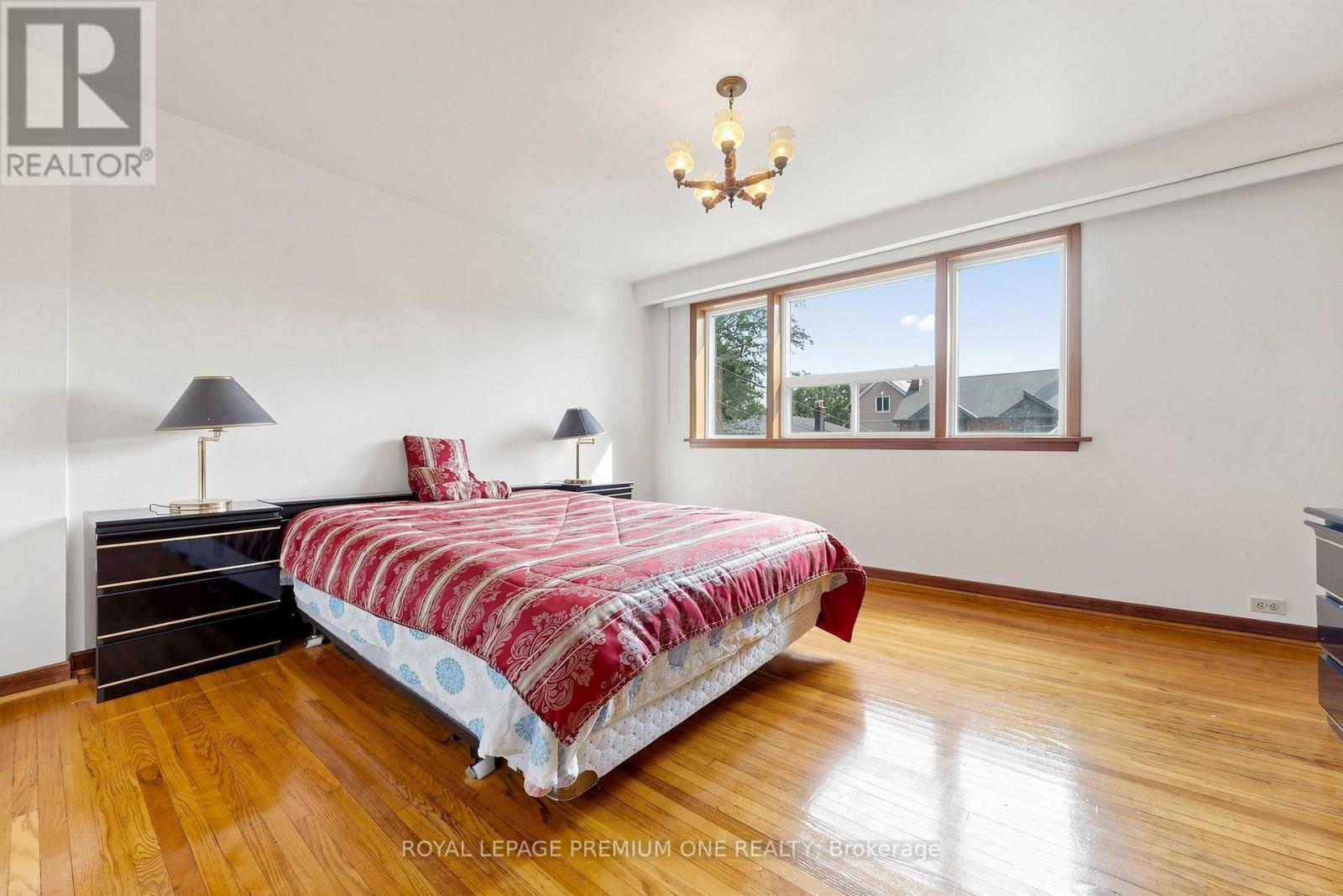 28 Garden Avenue, Toronto, Ontario  M6R 1H6 - Photo 11 - W13800788