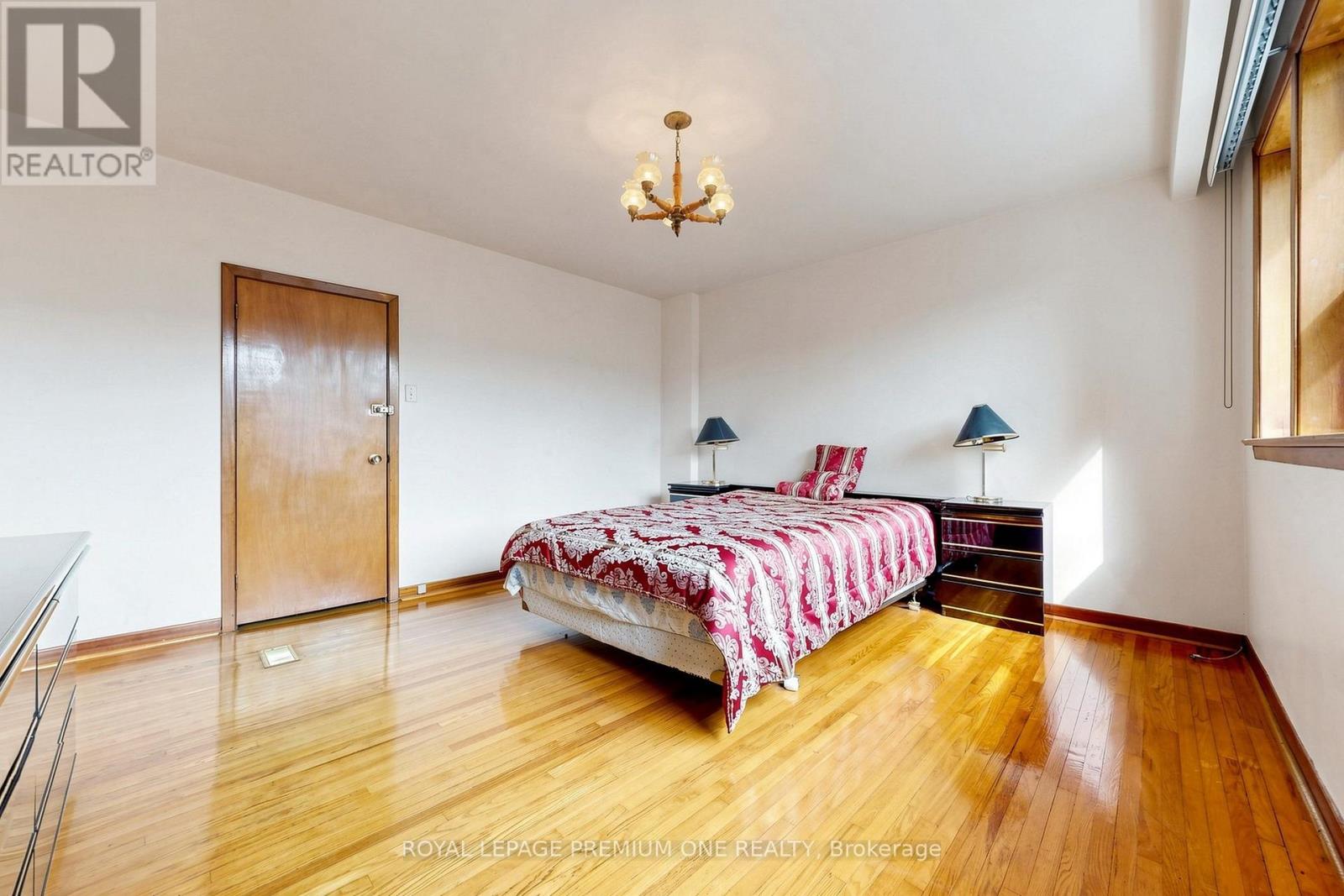 28 Garden Avenue, Toronto, Ontario  M6R 1H6 - Photo 12 - W13800788