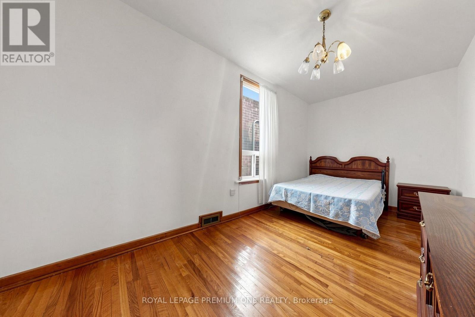 28 Garden Avenue, Toronto, Ontario  M6R 1H6 - Photo 13 - W13800788