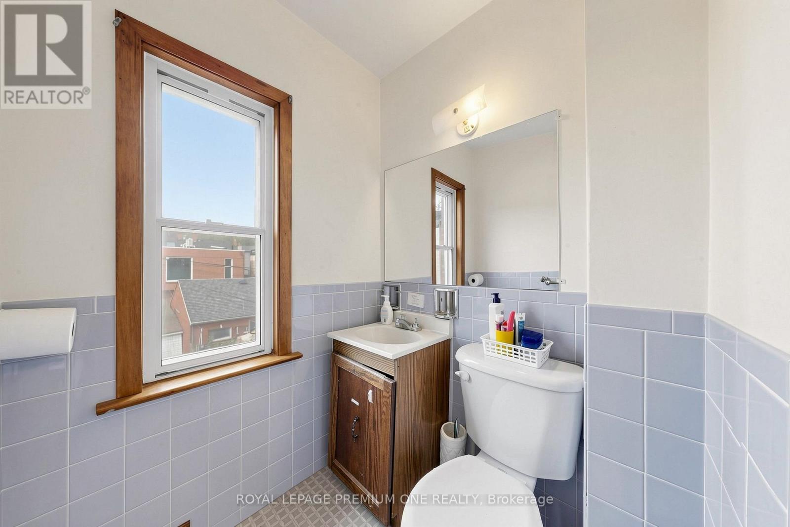 28 Garden Avenue, Toronto, Ontario  M6R 1H6 - Photo 14 - W13800788