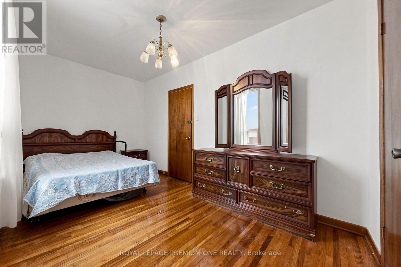 28 Garden Avenue, Toronto, Ontario  M6R 1H6 - Photo 15 - W13800788