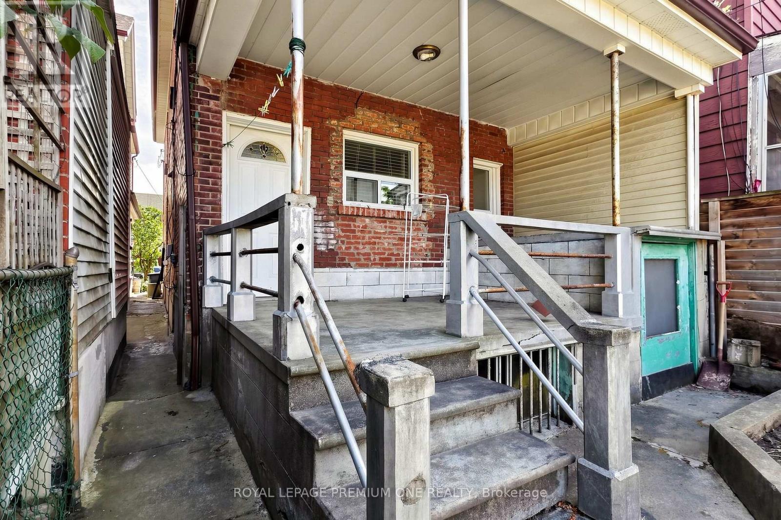 28 Garden Avenue, Toronto, Ontario  M6R 1H6 - Photo 17 - W13800788