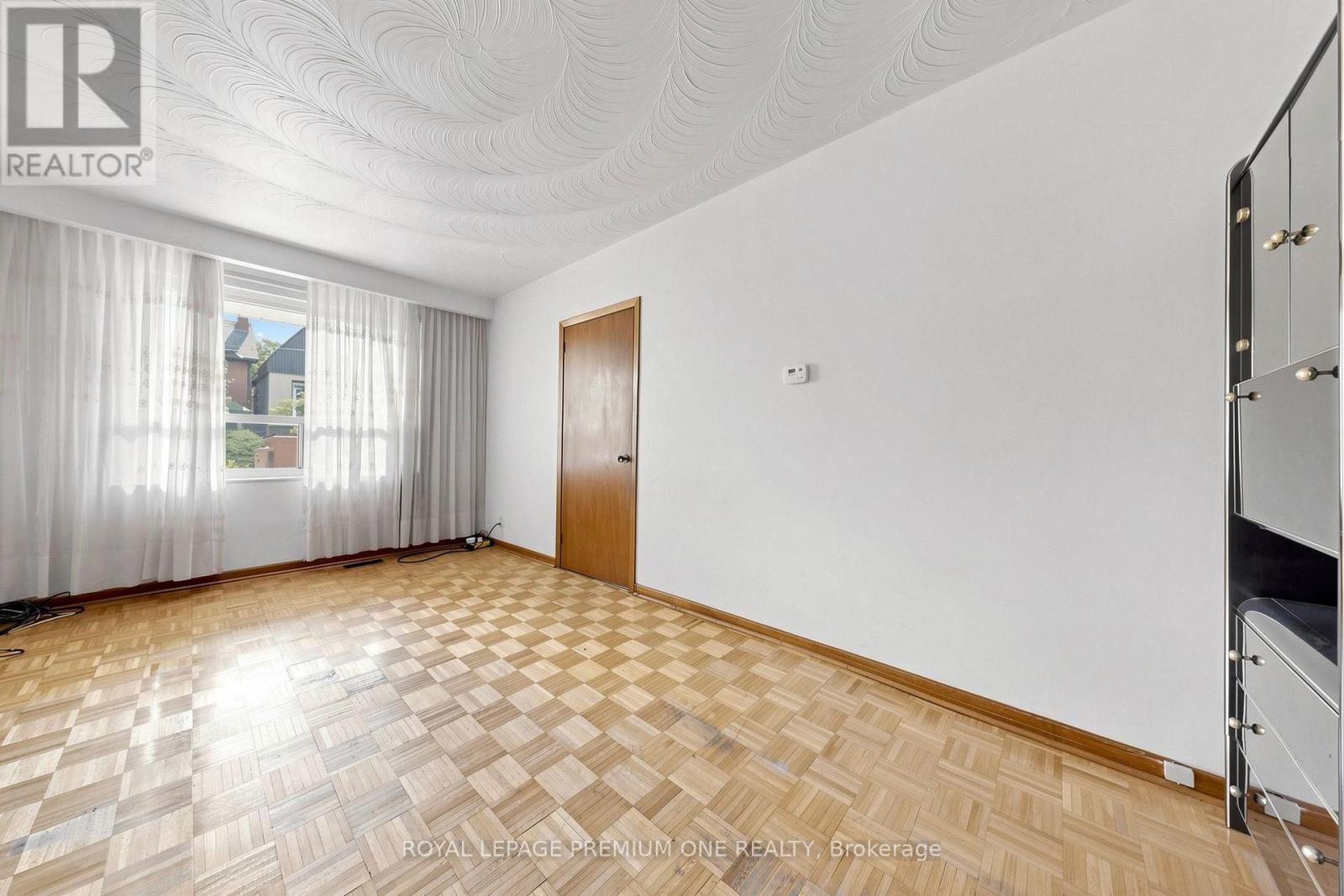 28 Garden Avenue, Toronto, Ontario  M6R 1H6 - Photo 4 - W13800788