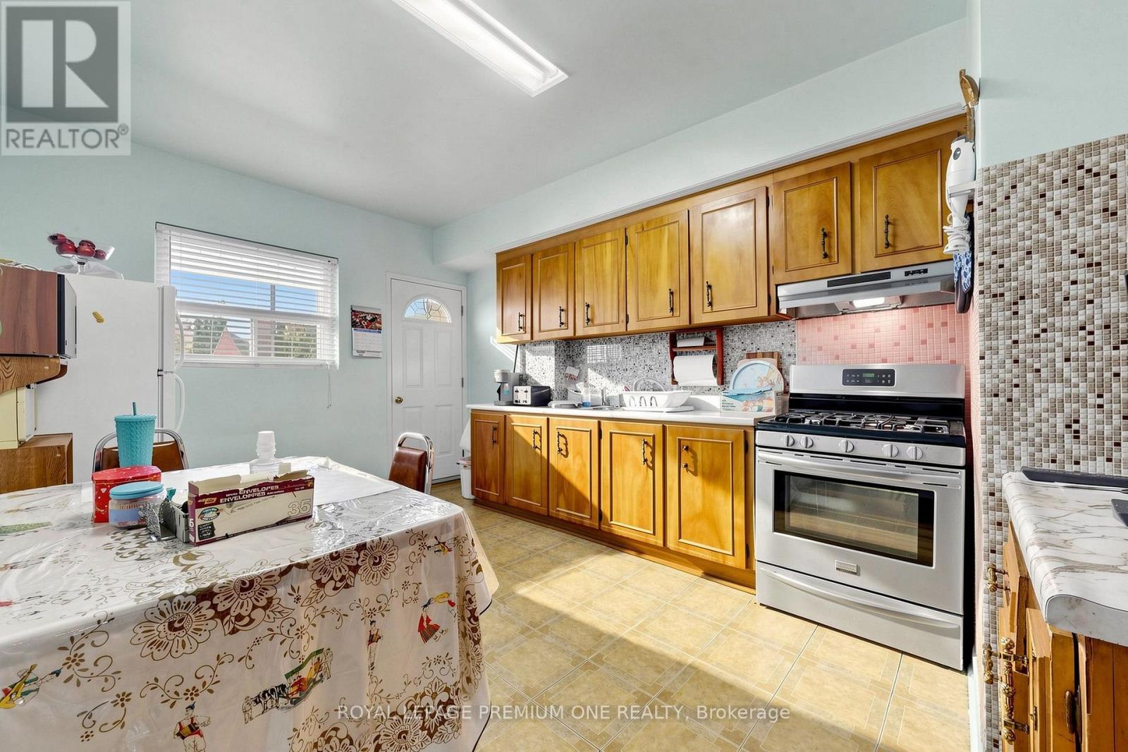 28 Garden Avenue, Toronto, Ontario  M6R 1H6 - Photo 7 - W13800788
