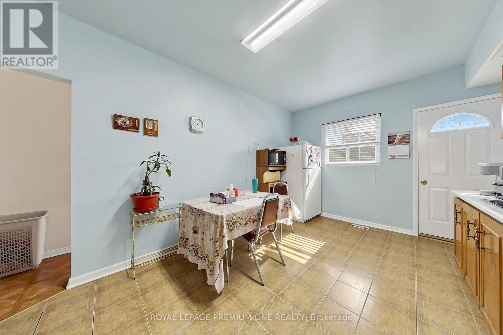 28 Garden Avenue, Toronto, Ontario  M6R 1H6 - Photo 8 - W13800788