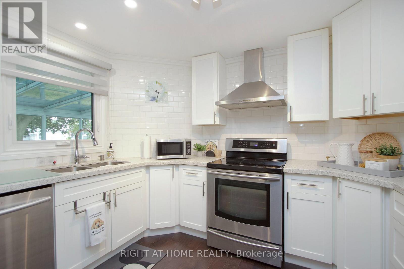 13 Cornerbrook Court, Clarington, Ontario  L1B 1B7 - Photo 14 - E13800880