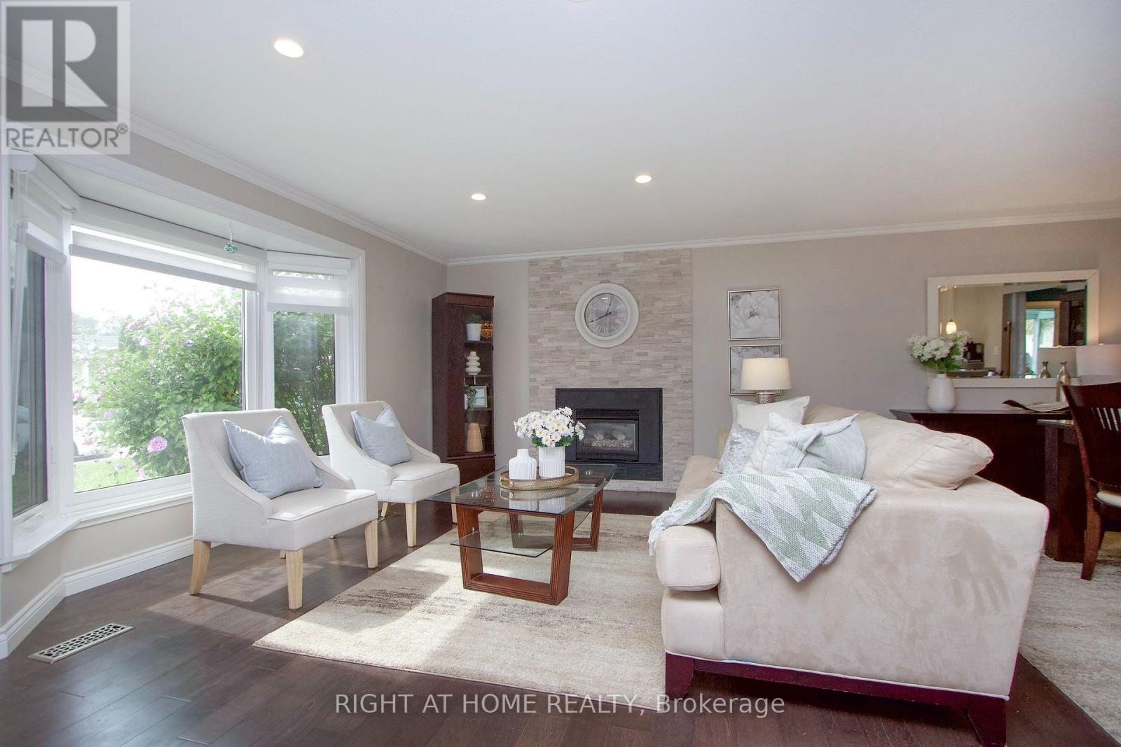 13 Cornerbrook Court, Clarington, Ontario  L1B 1B7 - Photo 4 - E13800880