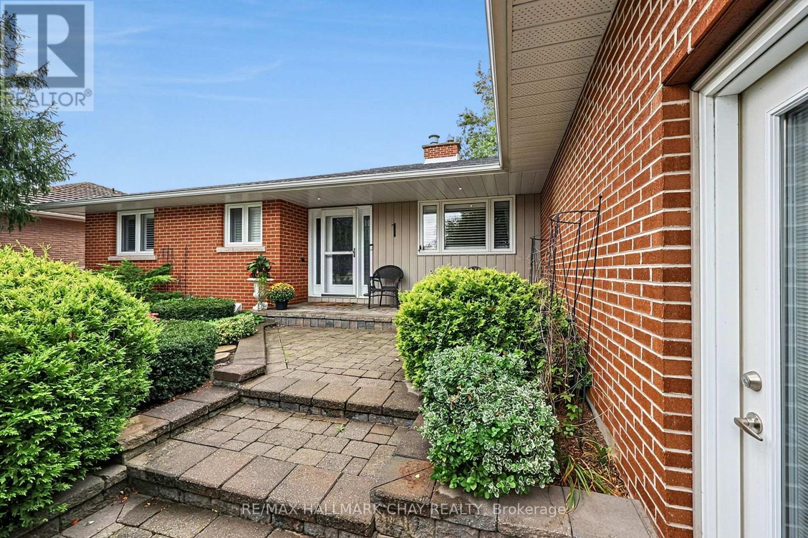 20 Rodcliff Road, New Tecumseth (Tottenham), Ontario  L0G 1W0 - Photo 2 - N13800864