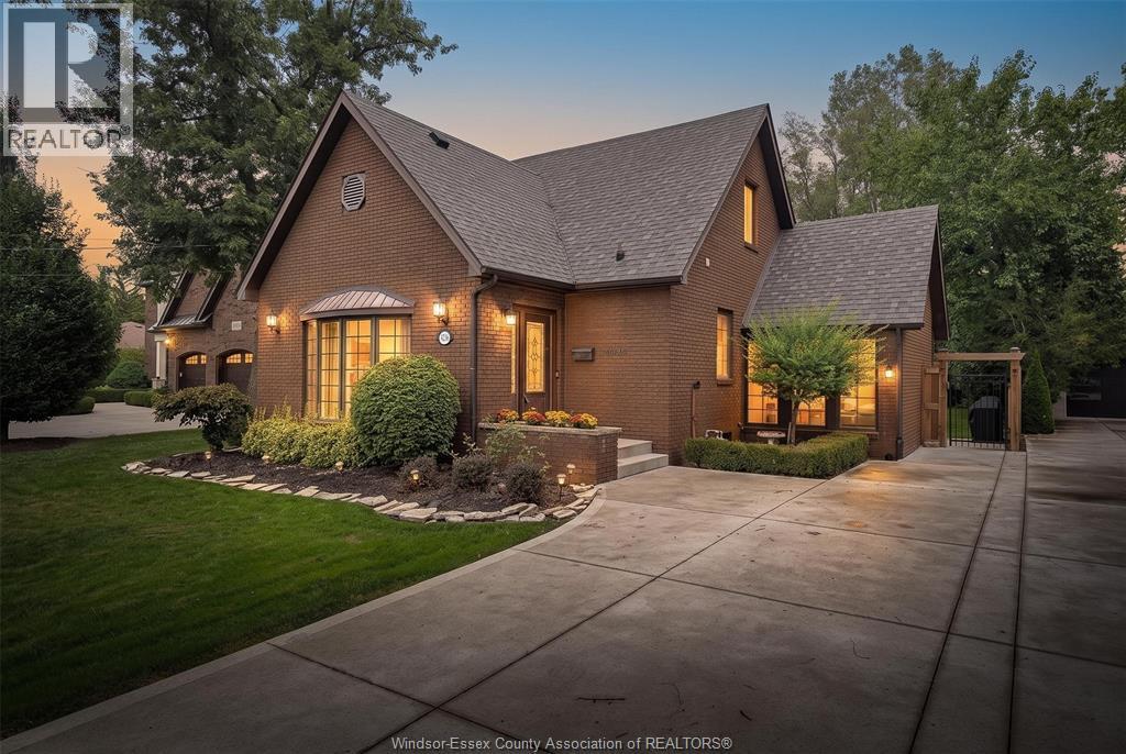 4236 ROSELAND DRIVE East, Windsor, Ontario
