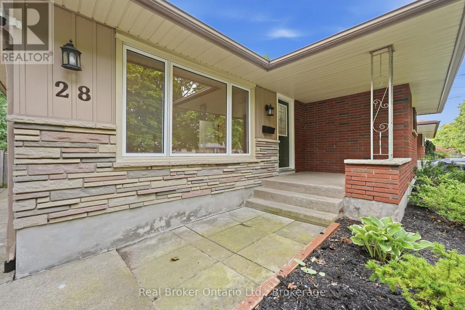 28 Brentwood Drive, St. Catharines, Ontario  L2M 4M2 - Photo 3 - X13800924