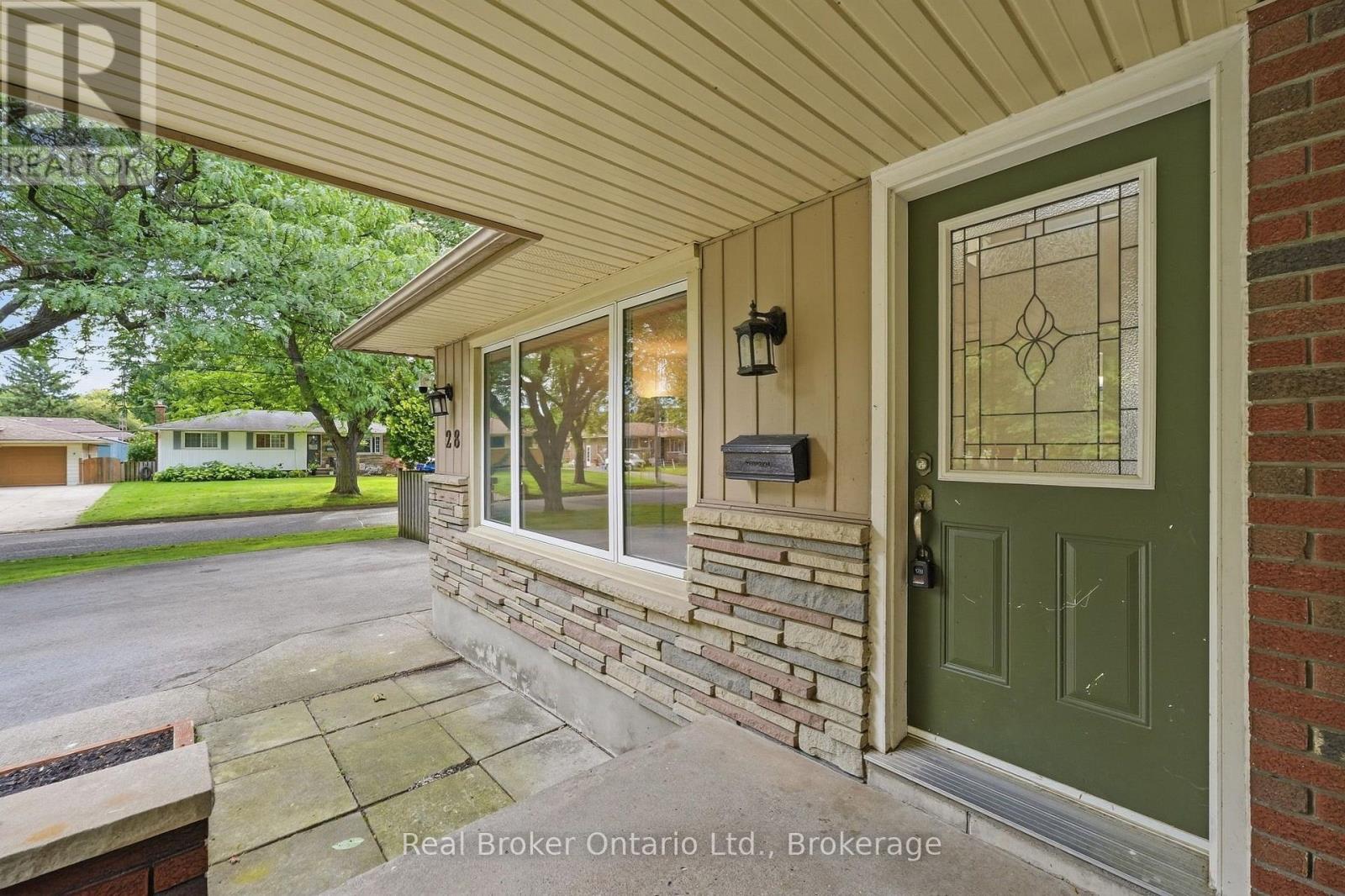28 Brentwood Drive, St. Catharines, Ontario  L2M 4M2 - Photo 4 - X13800924