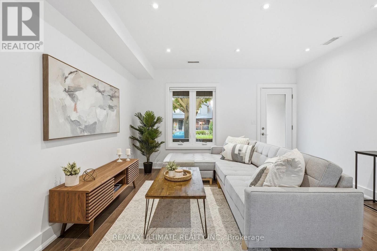 Main/upper - 305 Winona Drive, Toronto, Ontario  M6C 3S8 - Photo 6 - C13800902
