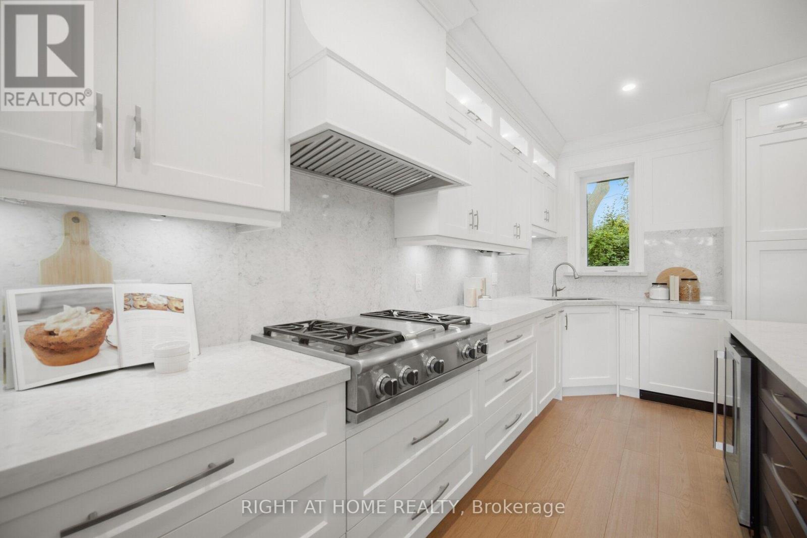 107 Trethewey Drive, Toronto, Ontario  M6M 4B6 - Photo 14 - W13800956