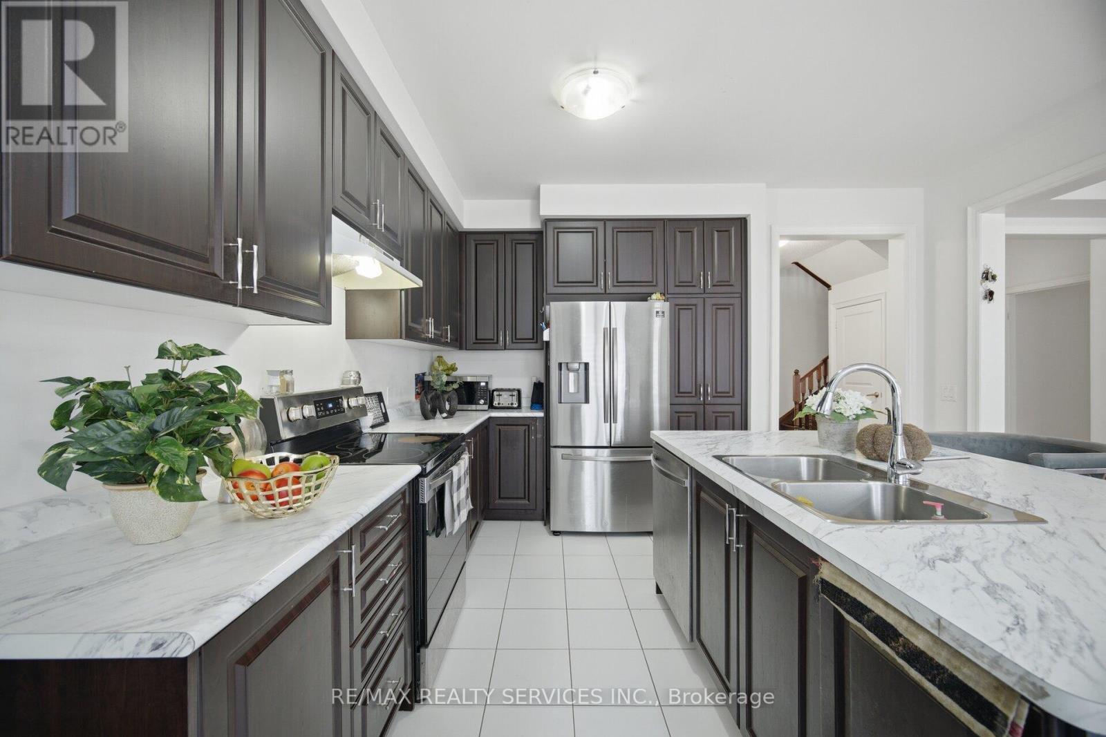 585 Dougall Avenue, Caledon, Ontario  L7C 3Z2 - Photo 11 - W13801098